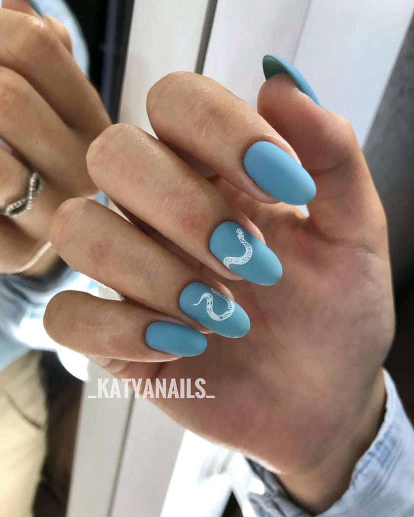 Snakes on nails: Manicure 