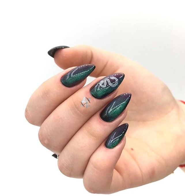 Snakes on nails: Manicure 